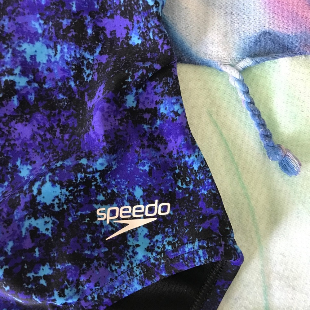 Flattering Speedo One Piece - Picture 3 of 6